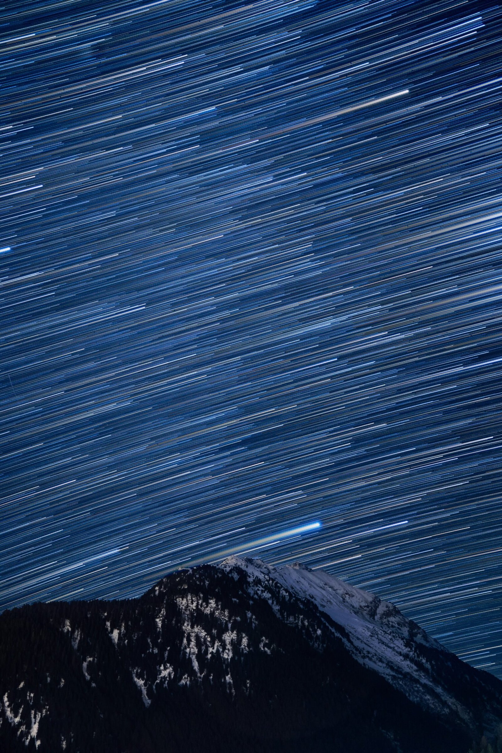Starry sky above nature symbolizing the visibility and inspiration of a committed approach
